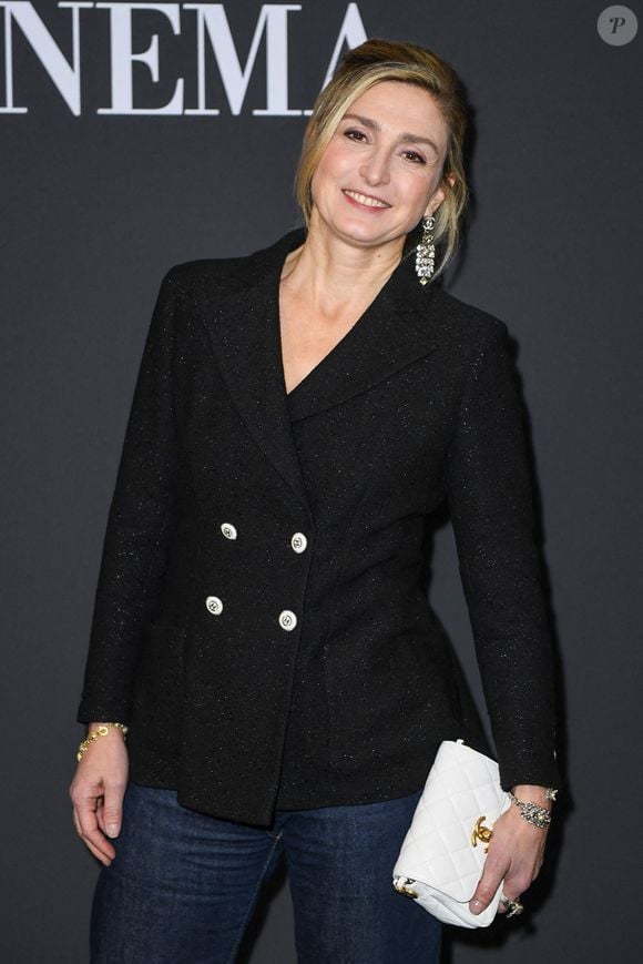 La femme de François Hollande resplendissait en jean et blazer noir
Julie Gayet assiste au Prix André Bazin Cahiers Du Cinéma à La Coupole à Paris, France, le 12 décembre 2024. Photo par Aurore Marechal/ABACAPRESS.COM