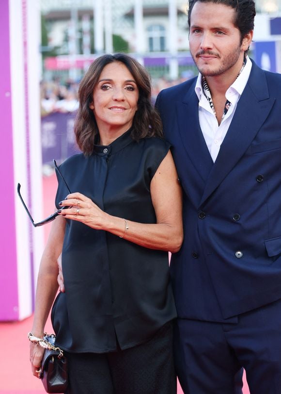 Mais nombreux sont ceux à avoir mal parlé du couple Florence Foresti-Alexandre Kominek, même dans l'entourage de deux humoristes.

Florence Foresti et son compagnon Alexandre Kominek à la première du film "Nouvelle Vague" lors du 51éme Festival du Cinéma Américain de Deauville le 12 septembre 2025.

© Denis Guignebourg / Bestimage
