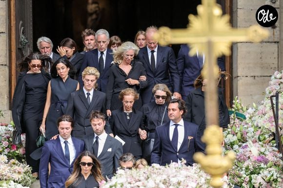 Robert Agostinelli, ses enfants Héloïse Agostinelli, Carlo Agostinelli et les proches de la défunte - Sortie des obsèques de Mathilde Favier en l'église Saint-Sulpice à Paris le 31 aout 2026. © Dominique Jacovides-Cyril Moreau/Bestimage