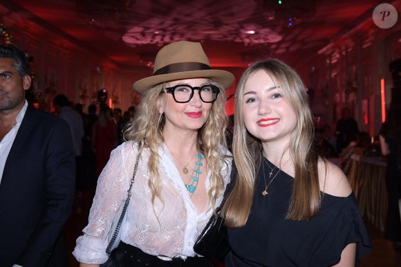 Christelle Chollet, accompagnée de sa fille Tina, a également honoré l’événement de sa présence. 


Exclusif - Christelle Chollet et sa fille Tina - Soirée des 20 ans des bijoux Haute Couture "Redline" à l'hôtel Ritz le 25 juin 2025. © Rachid Bellak/Bestimage