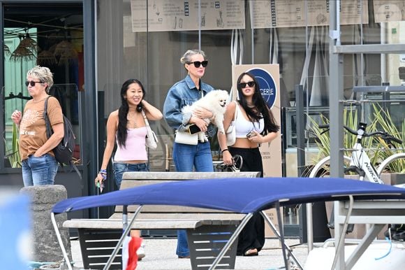 Exclusif - Laeticia Hallyday et ses filles Jade et Joy (qui résident depuis quelques jours dans la propriété familiale du Cap-d'Ail) arrivent à Marseillan pour déjeuner avec Elyette Boudou "Mamie Rock" (qui fêtera ses 89 ans le 5 juillet prochain), accompagné de son père André Boudou et sa fille Alcéa (demi soeur de Laeticia). Toute la famille est allée déjeuner à la crêperie "La Maison de Camille" à Marseillan, France, le 2 juillet 2024