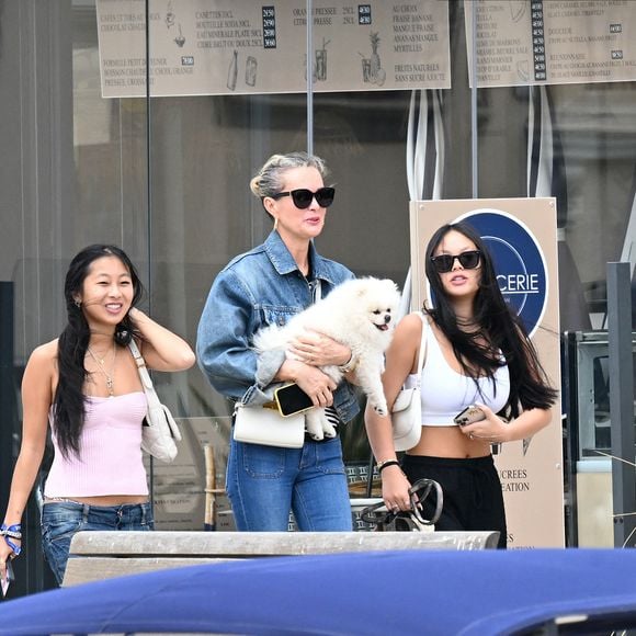 Exclusif - Laeticia Hallyday et ses filles Jade et Joy (qui résident depuis quelques jours dans la propriété familiale du Cap-d'Ail) arrivent à Marseillan pour déjeuner avec Elyette Boudou "Mamie Rock" (qui fêtera ses 89 ans le 5 juillet prochain), accompagné de son père André Boudou et sa fille Alcéa (demi soeur de Laeticia). Toute la famille est allée déjeuner à la crêperie "La Maison de Camille" à Marseillan, France, le 2 juillet 2024