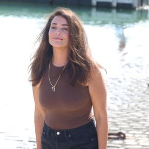 Lola Dewaere lors du photocall du 'Je sais pas ' lors du 27ème Festival de la Fiction de la Rochelle, France, le 19 septembre 2025. 

© Denis Guignebourg/Bestimage