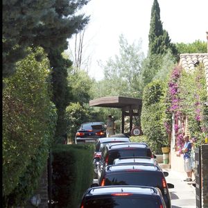 Nicolas Sarkozy et Carla Bruni-Sarkozy arrivant au cap Nègre en 2010 pour des vacances