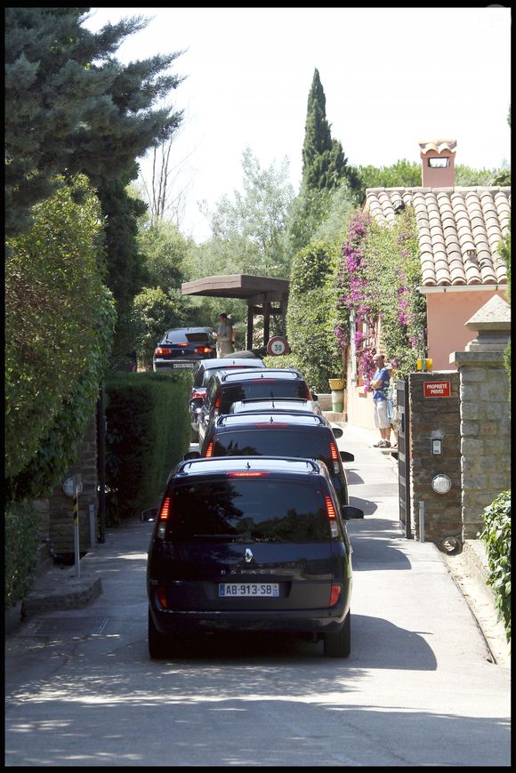 Nicolas Sarkozy et Carla Bruni-Sarkozy arrivant au cap Nègre en 2010 pour des vacances