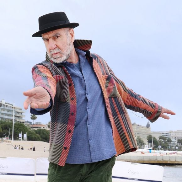 Son fils a dû attendre ses 14 ans avant d'avoir un smartphone.

Eric Cantona - Séance photo pour « Brigade Anonyme » sur la plage du Majestic lors de la 9e édition de « Canneseries » à Cannes, le 26 avril 2026. Photo par Denis Guignebourg / Bestimage