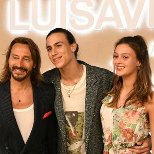 Le célèbre DJ est aussi le père d'un fils, Raphaël Le Friant, né en 2000.

Bob Sinclar en compagnie de ses enfants Raphaël et Paloma Le Friant lors du photocall de la soirée LuisaViaRoma for UNICEF Winter Gala à Saint-Barthélemy, le 29 décembre 2022.

© Agence / Bestimage