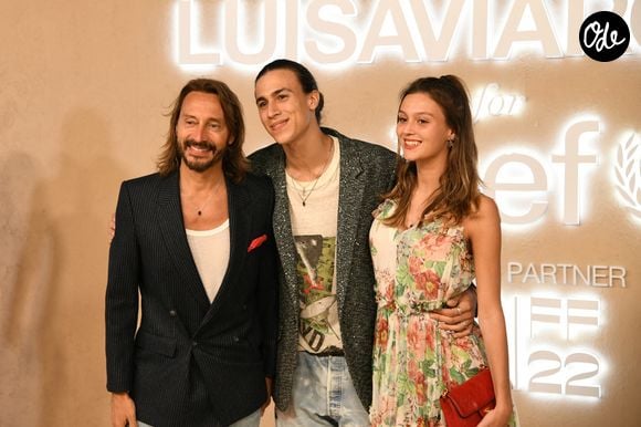 Le célèbre DJ est aussi le père d'un fils, Raphaël Le Friant, né en 2000.

Bob Sinclar en compagnie de ses enfants Raphaël et Paloma Le Friant lors du photocall de la soirée LuisaViaRoma for UNICEF Winter Gala à Saint-Barthélemy, le 29 décembre 2022.

© Agence / Bestimage