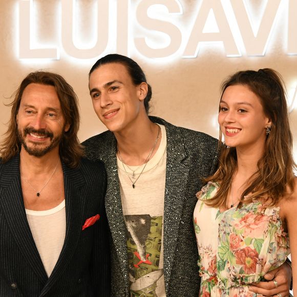 Le célèbre DJ est aussi le père d'un fils, Raphaël Le Friant, né en 2000.

Bob Sinclar en compagnie de ses enfants Raphaël et Paloma Le Friant lors du photocall de la soirée LuisaViaRoma for UNICEF Winter Gala à Saint-Barthélemy, le 29 décembre 2022.

© Agence / Bestimage