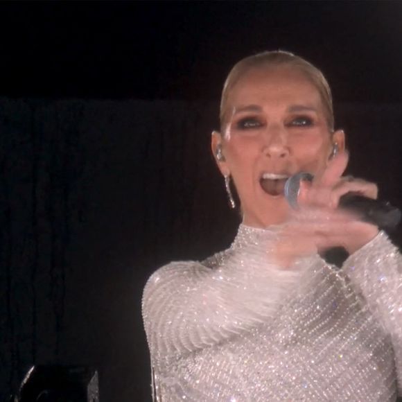 La diva a posté l'extrait sur ses réseaux sociaux,

"L'hymne à l'amour" de Céline Dion, interprétée lors des JO, sort en streaming - Celine Dion chante depuis le premier étage de la Tour Eiffel, L’hymne à l’amour, d’Édith Piaf - Cérémonie d'ouverture des Jeux Olympiques (JO) de Paris 2024.
© Capture France TV via Bestimage