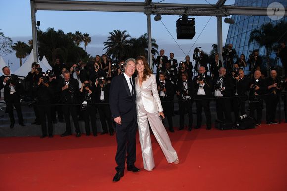 François Cluzet et sa femme Narjiss Slaoui-Falcoz à la montée des marches du film "Mascarade" lors du 75ème Festival International du Film de Cannes, France, le 27 mai 2022. © Rachid Bellak/Bestimage