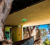 Il y possède une somptueuse demeure, la maison Wolff, construite en 1961 dans les hauteurs d’Hollywood Hills à Los Angeles.