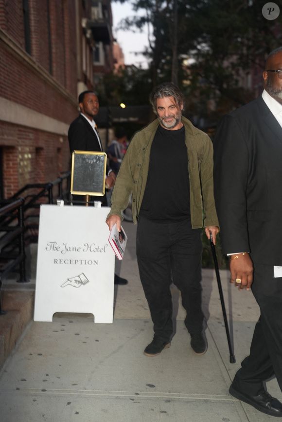Jennifer Aniston et Jim Curtis sont apparus souriants.

Le nouveau petit ami de Jennifer Aniston arrive au Jane Hotel pour dîner à NYC.