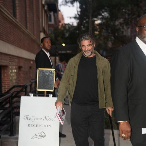 Jennifer Aniston et Jim Curtis sont apparus souriants.

Le nouveau petit ami de Jennifer Aniston arrive au Jane Hotel pour dîner à NYC.