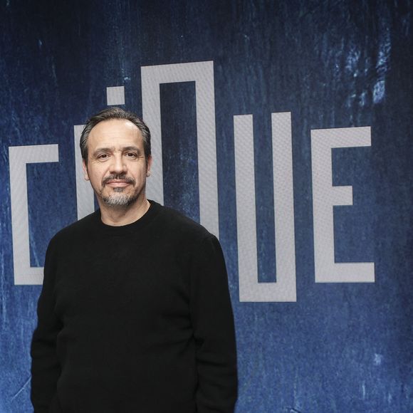 Alexandre Astier sur le plateau de Clique présenté par M.Achour, et diffusé sur Canal + le 21 octobre 2025, Paris, France, le 14 octobre 2025. © Jack Tribeca / Bestimage