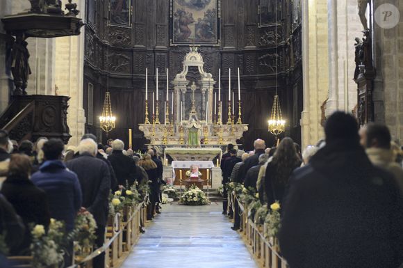 Le cercueil du défunt dans la collégiale Saint-Martin de Lorgues - Obsèques du chef Clément Bruno en la collégiale Saint-Martin de Lorgues, France, le 3 février 2025. © Alain Brun-Jacob/Bestimage