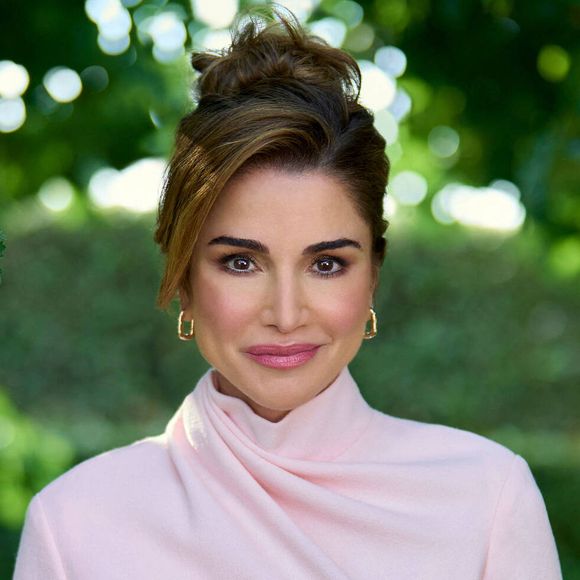 Rania de Jordanie est une grand-mère épanouie.

Photos officielles de la reine Rania de Jordanie. © Dana Press / Bestimage