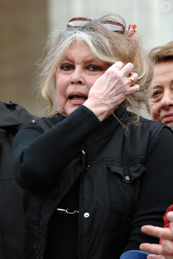 L'actrice française et militante des droits des animaux Brigitte Bardot assiste à une manifestation pour les droits des animaux devant le Panthéon à Paris, en France, le 24 mars 2007. Photo de Nicolas Khayat/ABACAPRESS.COM