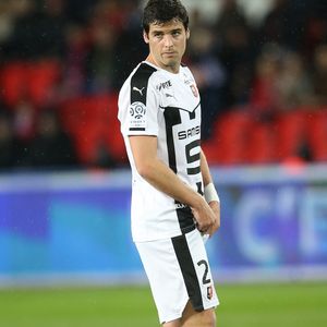 Malheureusement, sa compagne qui était une jeune "étudiante rencontrée à Rennes" a fait une tentative de suicide. Un acte terrible qui mettra fin à leur belle romance...

Yoann Gourcuff - People au match de football "PSG - Rennes" au Parc des Princes à Paris. Le 29 avril 2016 © Cyril Moreau / Bestimage