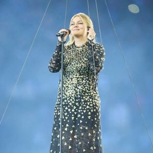 La chanteuse Louane (Louane Emera), représentante de la France au concours de l'Eurovision, interpréte pour la première fois son titre Maman, en hommage à sa mère décédée lorsqu'elle avait 17 ans, devant les 80 000 spectateurs, suspendue sur une plateforme, plusieurs mètres au-dessus de la pelouse et des musiciens, du Stade de France à la mi-temps du match du Tournoi des Six Nations opposant la France à l'Écosse, à Saint-Denis, Seine Saint-Denis, France, le 15 mars 2025. © Cyril Moreau/Bestimage