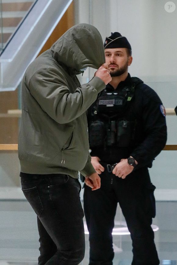Les prévenus à la sortie de la salle d'audience -  Mort d'Antoine Alléno (fils du chef cuisinier Yannick Alléno) en 2022 : Le chauffard (Francky D.) reconnu coupable d'homicide involontaire et condamné à 7 ans de prison assorties d’un mandat de dépôt différé, au tribunal correctionnel de Paris, France, le 28 novembre 2024. Franky D., 27 ans, était accusé d’avoir percuté Antoine Alléno, en mai 2022 à Paris. Sans permis, il était ivre au volant d’une puissante Audi volée. Il a été condamné pour homicide involontaire. © Christophe Clovis/Bestimage