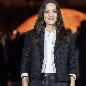 L'actrice quitte la capitale pour se rendre dans la Drôme. 

Marion Cotillard – Photo Call  du Défilé de mode Chanel Collection Printemps-Été 2026 dans le cadre de la Fashion Week de Paris, France, le 6 octobre 2025.
 © Olivier Borde / Bestimage