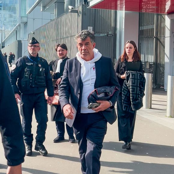 Stéphane Plaza en larmes à la sortie de son procès après avoir été reconnu coupable de "violences habituelles par concubin" et condamné à 12 mois de prison avec sursis, à Paris, France, le 18 février 2025. L'agent immobilier de 54 ans est jugé pour "violences physiques et/ou psychologiques habituelles par concubin" entre 2018 et 2022 sur une ancienne compagne, Amandine, ainsi que pour "violences psychologiques habituelles par concubin" sur Paola, entre 2021 et 2022. © Yehiel Chekroune/Bestimage