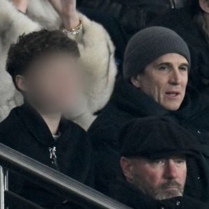 Guillaume Canet et son fils Marcel dans les tribunes du match de Ligue des Champions entre le Paris Saint-Germain et Newcastle au Parc des Princes à Paris le 28 janvier 2026. 

© Lionel Urman/PsnewZ/Bestimage