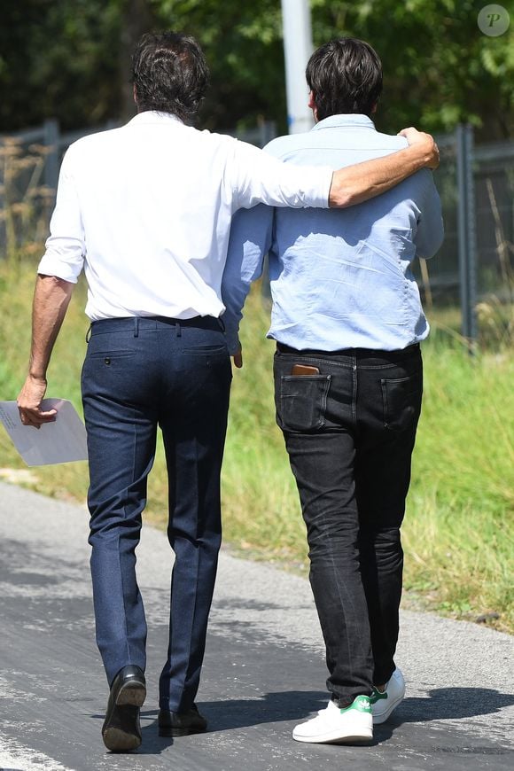 Anthony Delon et son demi-frère Alain-Fabien découvrent les hommages devant les grilles de la propriété de Douchy, quelques heures avant les obsèques de leur père, A.Delon, le 24 août 2024. © Agence / Bestimage