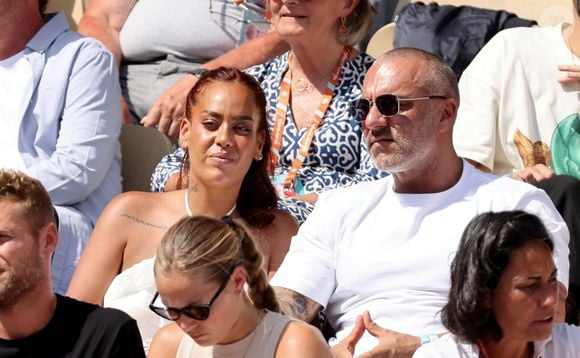 Amel Bent et son mari Patrick Antonelli dans les tribunes lors des Internationaux de France de Tennis de Roland Garros 2023. Paris, le 10 juin 2023. © Jacovides-Moreau / Bestimage