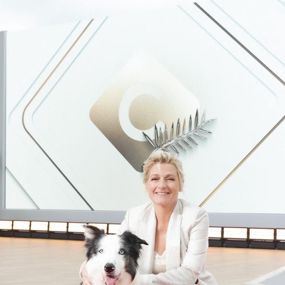 Exclusif - Anne-Elisabeth Lemoine et le chien Messi sur le plateau de l'émisson "C à vous" lors du 77ème Festival International du Film de Cannes le 15 mai 2024.
L’année dernière, en octobre, Émilie Dequenne a annoncé sur son compte Instagram être atteinte d’un « cancer rare ». Malgré les craintes, six mois plus tard, elle a révélé être en rémission complète.

Cette bonne nouvelle, elle l’avait partagée en avril 2024 sur son compte Instagram également. À cette occasion, elle a révélé sa « nouvelle coiffure » présentant des cheveux très courts et gris. Après cette bataille contre la maladie, Émilie Dequenne est revenue plus forte que jamais et l’a démontré en montant les marches. © Jack Tribeca / Bestimage