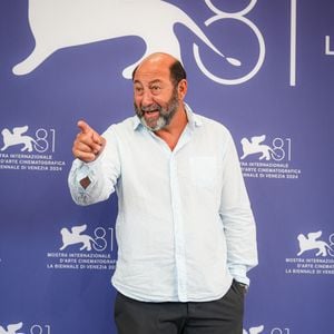 Kad Merad est actuellement à l'affiche du film baptisé "Papamobile"

Kad Merad au photocall du film "Finalement" lors du 81ème festival international du film de Venise, la Mostrav le 2 septembre 2024.
© Lucia Sabatelli / Bestimage