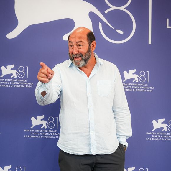 Kad Merad est actuellement à l'affiche du film baptisé "Papamobile"

Kad Merad au photocall du film "Finalement" lors du 81ème festival international du film de Venise, la Mostrav le 2 septembre 2024.
© Lucia Sabatelli / Bestimage