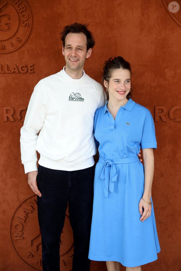 Benjamin Lavernhe et sa compagne Rebecca Marder au village (jour 10) lors des Internationaux de France de Tennis de Roland Garros 2022 à Paris, France, le 31 mai 2022. © Dominique Jacovides/Bestimage