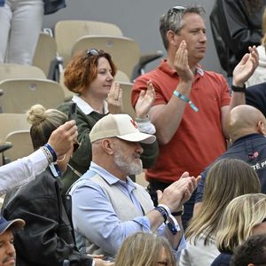 Laeticia Hallyday avec son compagnon Frédéric Suant et Philippe Etchebest dans les tribunes lors des Internationaux de France de Tennis de Roland Garros 2025, à Paris, France, le 26 mai 2025. © Chryslene Caillaud/PsnewZ/Bestimage