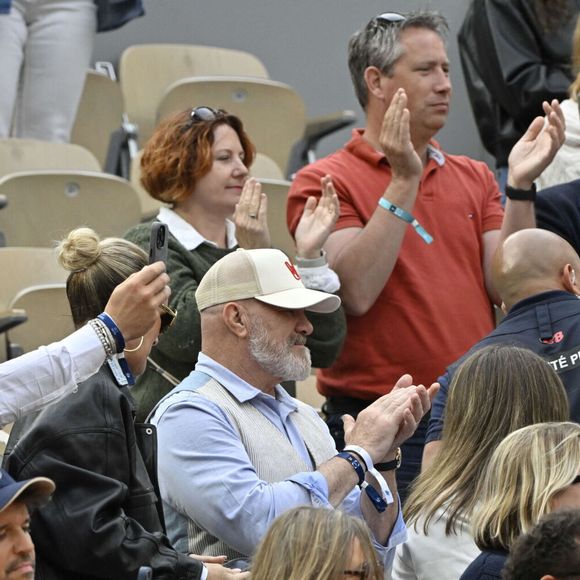 Laeticia Hallyday avec son compagnon Frédéric Suant et Philippe Etchebest dans les tribunes lors des Internationaux de France de Tennis de Roland Garros 2025, à Paris, France, le 26 mai 2025. © Chryslene Caillaud/PsnewZ/Bestimage