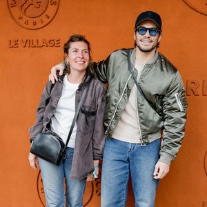 François Civil et sa soeur Marie au village lors des Internationaux de France de Tennis de Roland Garros 2025, à Paris, France, le 8 juin 2025. © Cyril Moreau/Bestimage