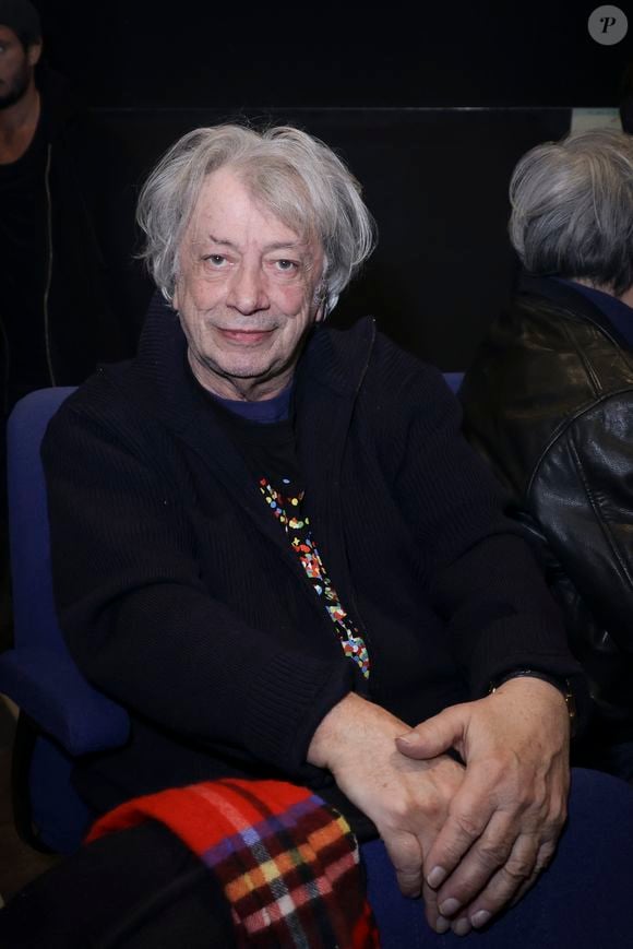 L'artiste s'est plaint à plusieurs reprises du son et de la salle durant sa performance,

Hervé Vilard au concert d’Enrico Macias pour sa tournée La Fête Continue ! dans la salle de spectacle Le Dôme de Paris - Palais des Sports à Paris, France, le 15 mars 2025. © Jack Tribeca/Bestimage