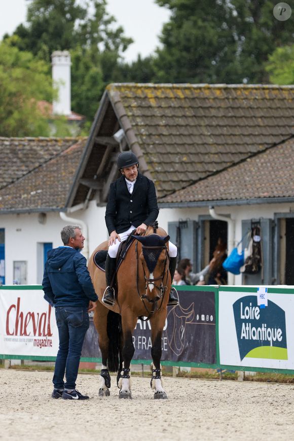 Guillaume Canet participe au Jumping International de la Baule sur son cheval James Bond du Bec le 10 juin 2023.

© Laetitia Notarianni / Bestimage