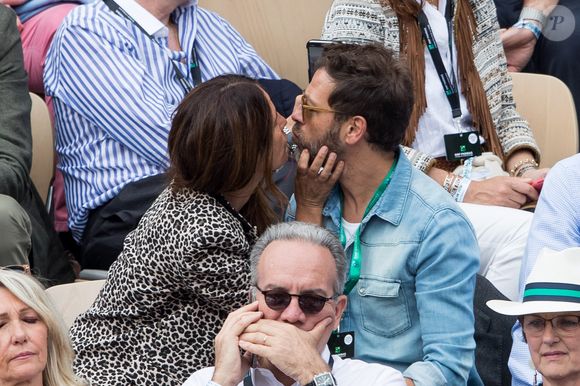 Il ajoute que leur couple dure depuis plus de vingt ans grâce à une relation équilibrée et des moments de séparation qui renforcent leur complicité.

Christophe Maé et compagne Nadège Sarron - People dans les tribunes lors de la finale messieurs des internationaux de France de tennis de Roland Garros 2019 à Paris le 9 juin 2019. © Jacovides-Moreau/Bestimage