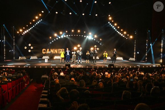 Elodie Arnould, Yann Guillarmé, Cécile Djunga, guest, Paul Taylor, Arnaud Ducret, Candiie, Tom Villa - Première édition du festival de l'humour "Big Perf Cannes : Tenue de soirée exigée, Le grand gala" au Palais des Festivals à Cannes. Le 7 juillet 2022
© Lionel Urman / Bestimage