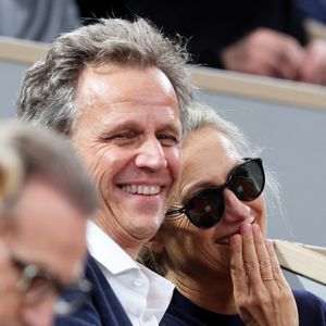 Anne-Sophie Lapix et son mari Arthur Sadoun en tribunes lors des Internationaux de France de Tennis de Roland Garros 2025, à Paris, France, le 6 juin 2025. © Jacovides-Moreau/Bestimage