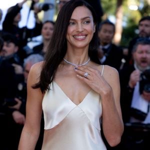 Irina Shayk - Montée des marches du film " La bataille de Gaulle : L'âge de fer " lors du 79ème Festival International du Film de Cannes, le 20 mai 2026. © Olivier Borde / Bestimage