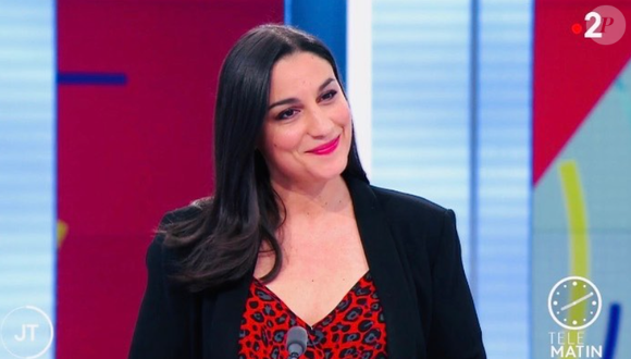 Il s'agit d'Alexandra Uzan, aux commandes de la tranche 14/16h et du "23h Info" sur Franceinfo.

Alexandra Uzan, animatrice de France Télévisions.