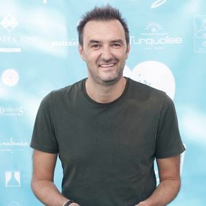 Cyril Lignac lors d'un tournoi de pétanque  place des Lices organisé par le magazine Turquoise pour l'association Sourire à la vie à Saint-Tropez le 10 août 2022.

© Jack Tribeca / Bestimage