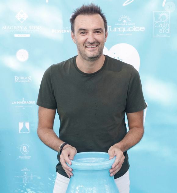 Cyril Lignac lors d'un tournoi de pétanque  place des Lices organisé par le magazine Turquoise pour l'association Sourire à la vie à Saint-Tropez le 10 août 2022.

© Jack Tribeca / Bestimage