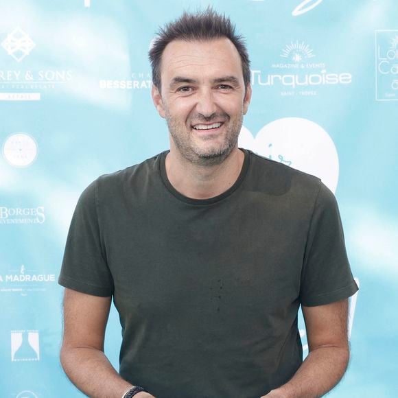 Cyril Lignac lors d'un tournoi de pétanque  place des Lices organisé par le magazine Turquoise pour l'association Sourire à la vie à Saint-Tropez le 10 août 2022.

© Jack Tribeca / Bestimage