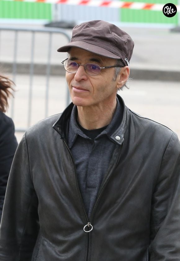 Jean-Jacques Goldman lors des obsèques de Véronique Colucci au cimetière communal de Montrouge, le 12 avril 2018. Crédit Agence / Bestimage