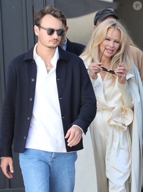 Pamela Anderson et son fils Brandon Lee sortent d'une dédicace chez Barnes and Noble à Los Angeles le 31 janvier 2023.

©Bestimage