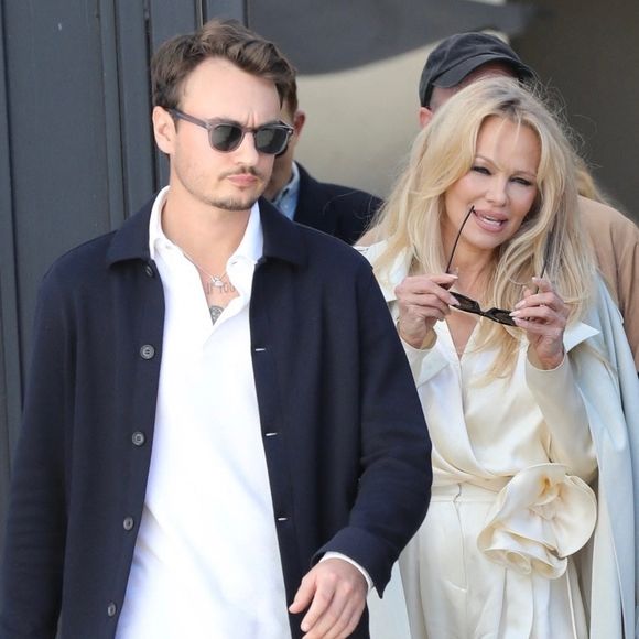 Pamela Anderson et son fils Brandon Lee sortent d'une dédicace chez Barnes and Noble à Los Angeles le 31 janvier 2023.

©Bestimage